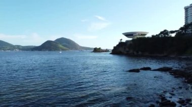 Niteroi, Rio de Janeiro, Brezilya 'daki plajdaki çağdaş sanat müzesinin hava görüntüsü
