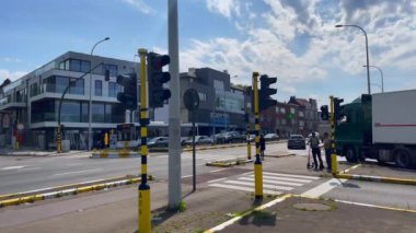 Bruxelles 'de yolda giden arabalar