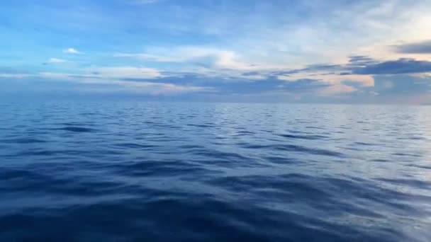 一个无人拍摄的镜头 记录了日落时分大海平静的水面 — 图库视频影像