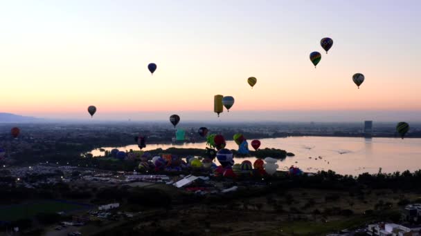メキシコのレオンでの祭りの間 日没時に空気中を飛ぶ熱気球の空中映像 — ストック動画