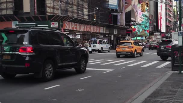 Closeup Cars Driving Road Surrounded Buildings New York Usa — Stockvideo