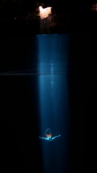 中心光線の下でのダイビング — ストック動画