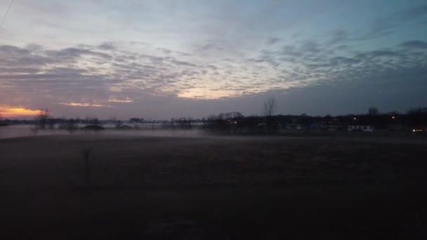 田舎の曇り空の美しい夕日の空撮 — ストック動画
