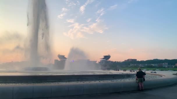 美しい夕日の景色と劇的な空を持つ噴水は スチールシティの3つの川で州立公園 米国ペンシルベニア州ピッツバーグ — ストック動画