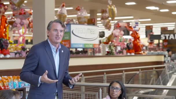 Video Virginia Governor Glenn Youngkin Addressing Parents Roundtable Safeway Alexandria – stockvideo