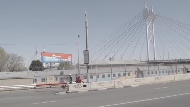 Mandela Bridge Cars Passing Byand People Walking — Vídeos de Stock