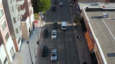 Güneşli bir sabahta modern bir şehirde bir yol ve binaların havadan görüntüsü.