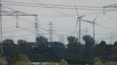 Pan and pull out shot in 600mm of the skyline of cologne