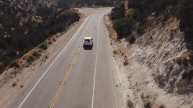Mercedes G 'nin hava görüntüsü Palmdale, California, ABD' den geçiyor.