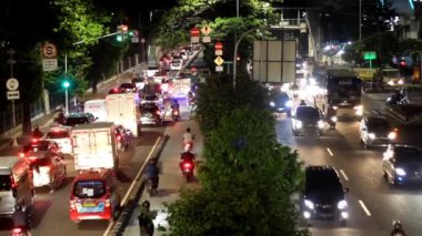 27 Mayıs 2020 Jakarta - Endonezya, Jakarta şehrinin gece trafiği çok kalabalık görünüyor motorlu araçlar, özel arabalar, p