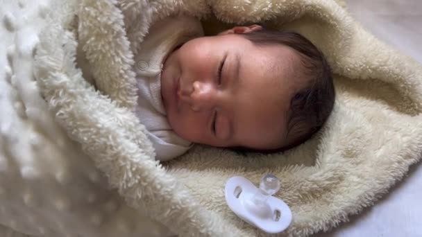 Doce Bebê Tranquilo Deitado Lençol Branco Desfrutar Cochilo Diurno Dentro — Vídeo de Stock