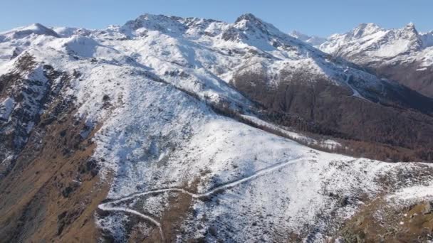 Soğuk Bir Kış Gününde Mavi Gökyüzünün Altındaki Talyan Alplerinin Güzel — Stok video
