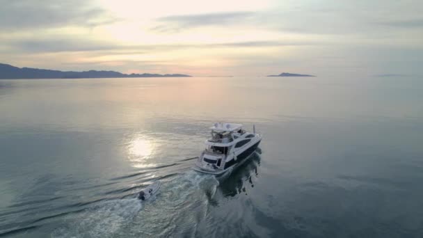 Een Langzame Luchtbeweging Rond Cortez Zee Met Drijvende Boot Bij — Stockvideo