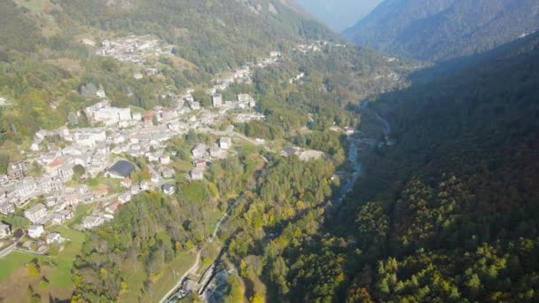 Μια Όμορφη Θέα Ενός Ιταλικού Ορεινού Χωριού Κάτω Από Τον — Αρχείο Βίντεο