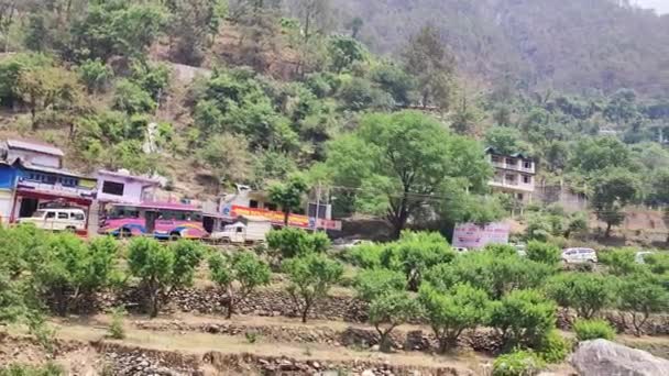 インド ビンタルの丘や木々や川に囲まれたカニンティ ウッタラーカンドの聖なる寺院 — ストック動画