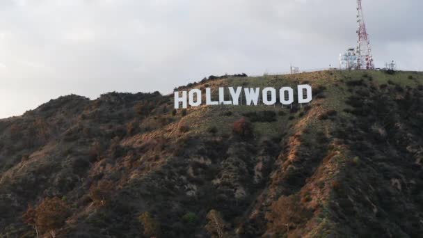 好莱坞标志 的无人驾驶飞机镜头 它是美国文化的象征 也是李山上的地标 — 图库视频影像