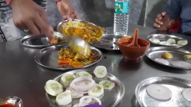 近くのウエイターは ムンバイのホテルレストランのゲストのためのディナーテーブルでさまざまな種類の食べ物を提供しています — ストック動画