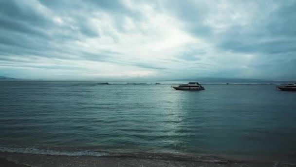 Прекрасний Вид Яхт Відкритому Морі Під Хмарним Небом — стокове відео