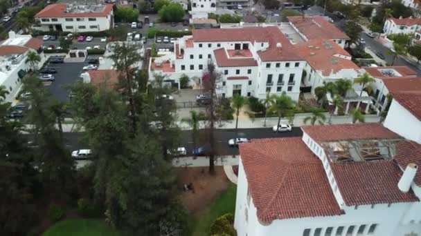 Aerial View Santa Barbara Cityscape White Buildings Red Roofs Surrounded — Vídeo de stock