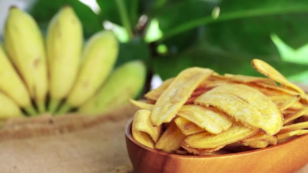 Miękkie Skupienie Miski Chipsów Bananowych Obracających Się Leniwej Susan — Wideo stockowe