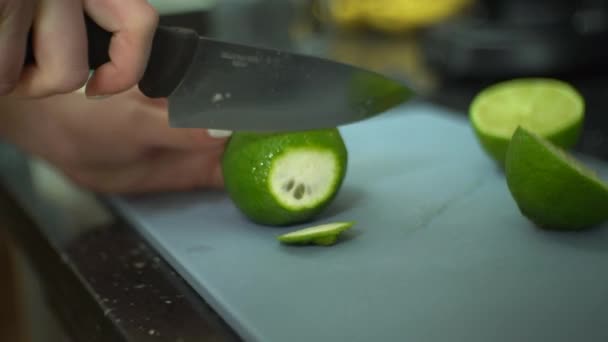 Female Cutting Lime Board — Vídeo de Stock