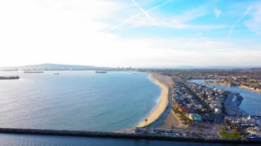 Kaliforniya 'da güneşli bir günde açık gökyüzünün altındaki Seal Beach' in güzel bir manzarası.