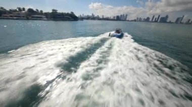 Miami Florida 'da mavi botla kaytaran bir adamın güzel bir robot resmi.