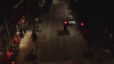 Naperville, Illinois, ABD 'deki bir yerleşim bölgesinin gece hava görüntüsü.