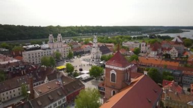 Litvanya 'nın Kaunas kentindeki Aziz Peter ve Paul Katedrali' nin hava manzarası.