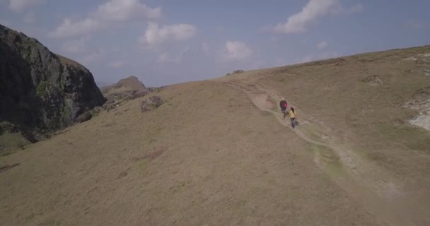 Ένα Βίντεο Δύο Πεζοπόρους Περπατούν Ένα Στενό Μονοπάτι Στην Ακτή — Αρχείο Βίντεο