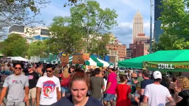 夏季在宾夕法尼亚州匹兹堡举行的泡菜节期间 人们围观着泡菜节 空气中飘扬着巨大的海因茨泡菜气球 — 图库视频影像