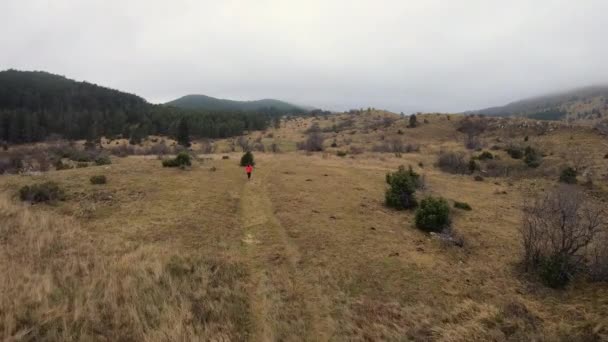 Drone Shot Caucasian Woman Running Desert Gloomy Day Dark Sky — Vídeos de Stock