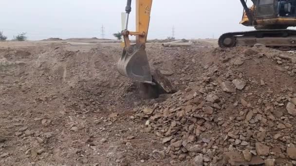 Una Gran Excavadora Construcción Color Amarillo Sitio Construcción Una Cantera — Vídeo de stock