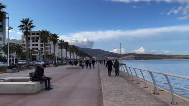 People Walk Nearby Sea Afternoon — Stockvideo