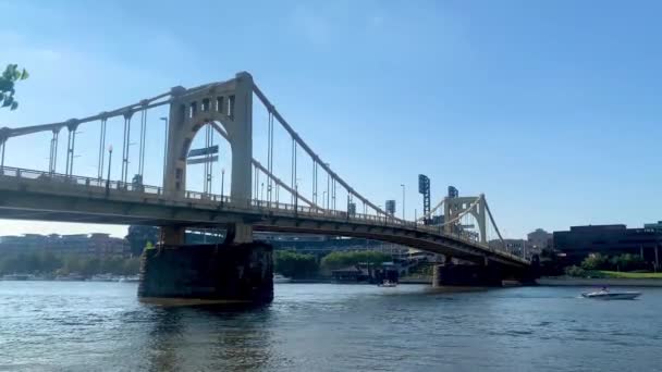 安迪沃霍尔桥上的蓝天 背景是阿尔盖尼河畔 匹兹堡市中心 — 图库视频影像