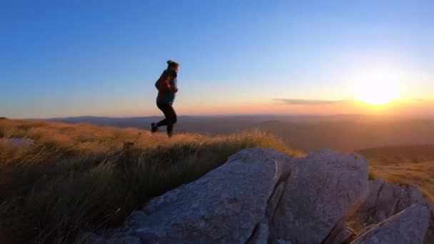 一个白人妇女在日出时分在高地横穿乡村 — 图库视频影像
