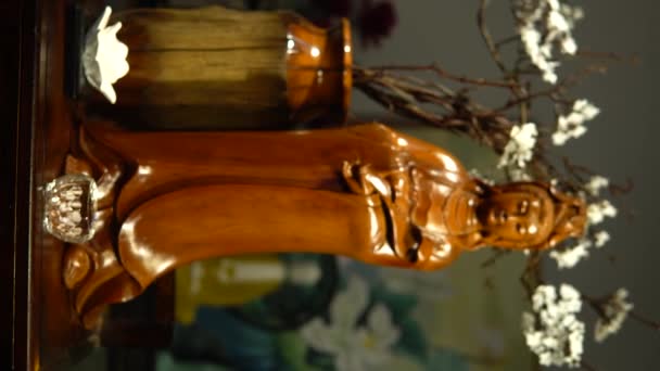 Närbild Liten Staty Guan Yin Bodhisattva Bordet Med Dekorationer — Stockvideo