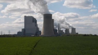 Zoom and pan of powerstation from RWE in neurath