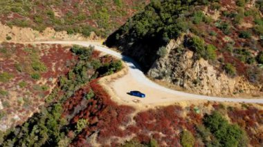 Kaliforniya, Baldy Dağı 'ndaki bir dağ yolunda mavi bir Tesla manzarası.