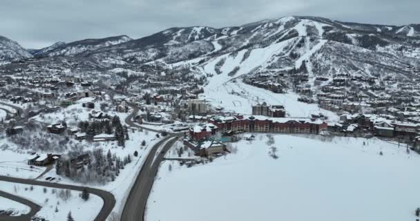 Una Vista Mozzafiato Volo Uccello Del Villaggio Innevato Con Montagne — Video Stock