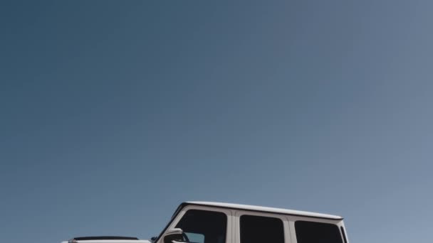 砂漠地帯の白いGワゴンメルセデス車 — ストック動画