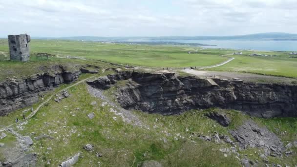 Вид Воздуха Долину Скалами Атлантический Океан Заднем Плане Мохере Ирландия — стоковое видео