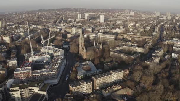 阳光明媚的早晨 从空中俯瞰一座现代城市的建筑物 — 图库视频影像