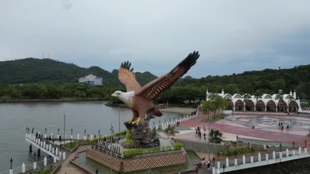 Aerial View Tourists Dataran Lang Scenic Spot Kuah Malaysia — Vídeo de Stock