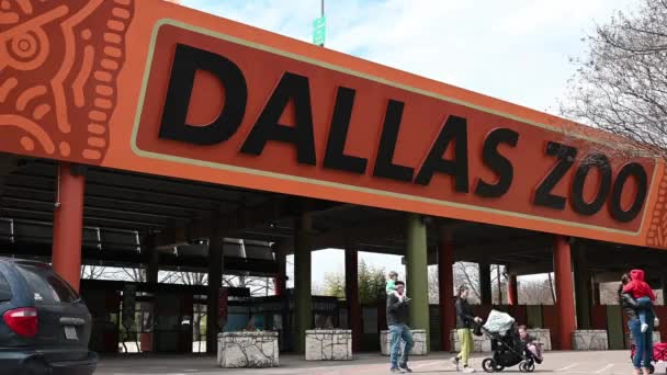 Family Using Dallas Texas Zoo Front Entrance — Stockvideo