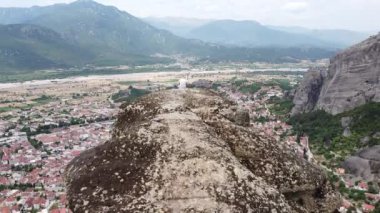 Yunanistan 'da dağlarla ve uçurumlarla çevrili yoğun binaların hava manzarası