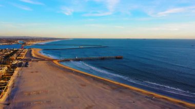 Kaliforniya 'da güneşli bir günde açık gökyüzünün altındaki Seal Beach' in güzel bir manzarası.