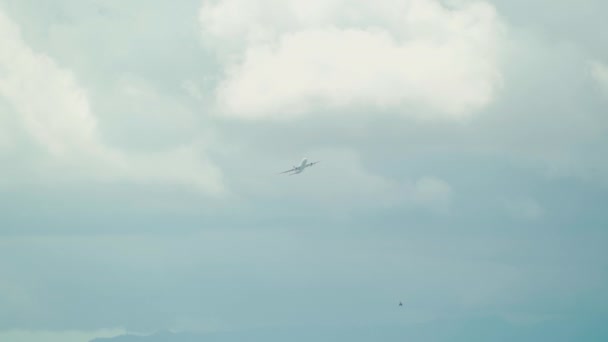 Plane Flying Clouds Honolulu Hawaii — Video