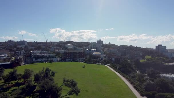 Прекрасные Кадры Беспилотника Зеленым Парком Морем Бонди Новый Южный Уэльс — стоковое видео