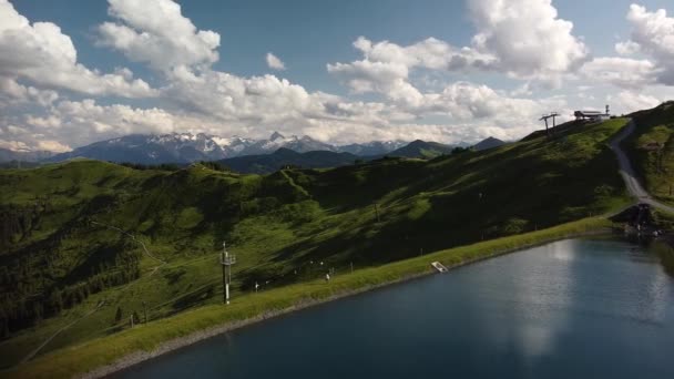 Bellissimo Drone Aereo Filmato Delle Verdi Alpi Del Lago Leogang — Video Stock